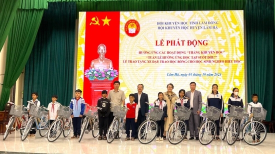 Lâm Đồng: Trao 20 xe đạp và 98 suất học bổng tặng học sinh hoàn cảnh đặc biệt khó khăn