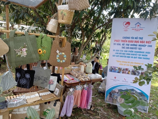Gian hàng “Ngôi nhà yêu thương & chia sẻ” tại phiên chợ Ana Summer Market – Hương Mùa Hè