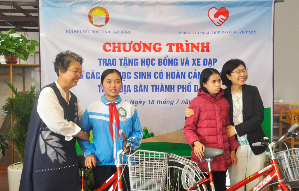 trao học bổng cho học sinh nghèo