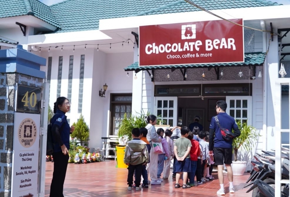 Các bạn nhỏ THT tự tay làm socola tại Tiệm Cafe Chocolate Bear